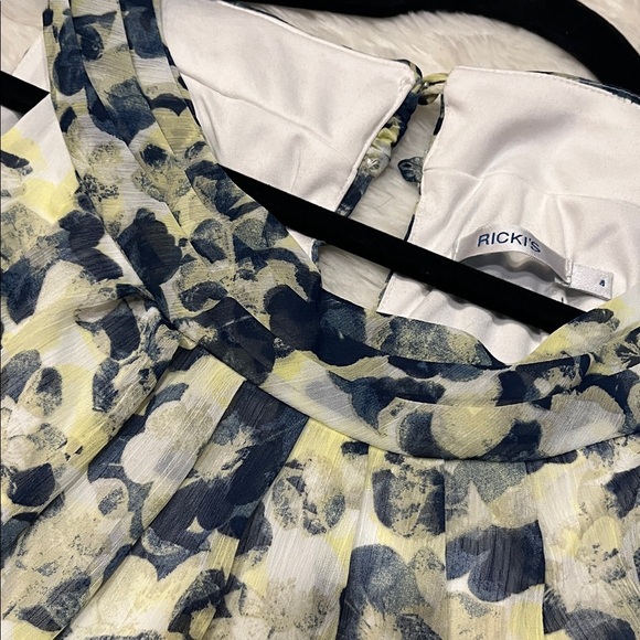 Ricki's Elegant Floral Dress in Blue and White - Picture 5 of 6